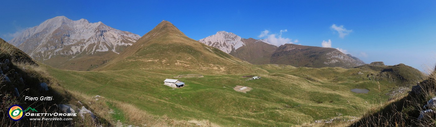 63 Baita Camplano con da sx Arera-Zucco degli agnelli-Cima di Valmora.jpg